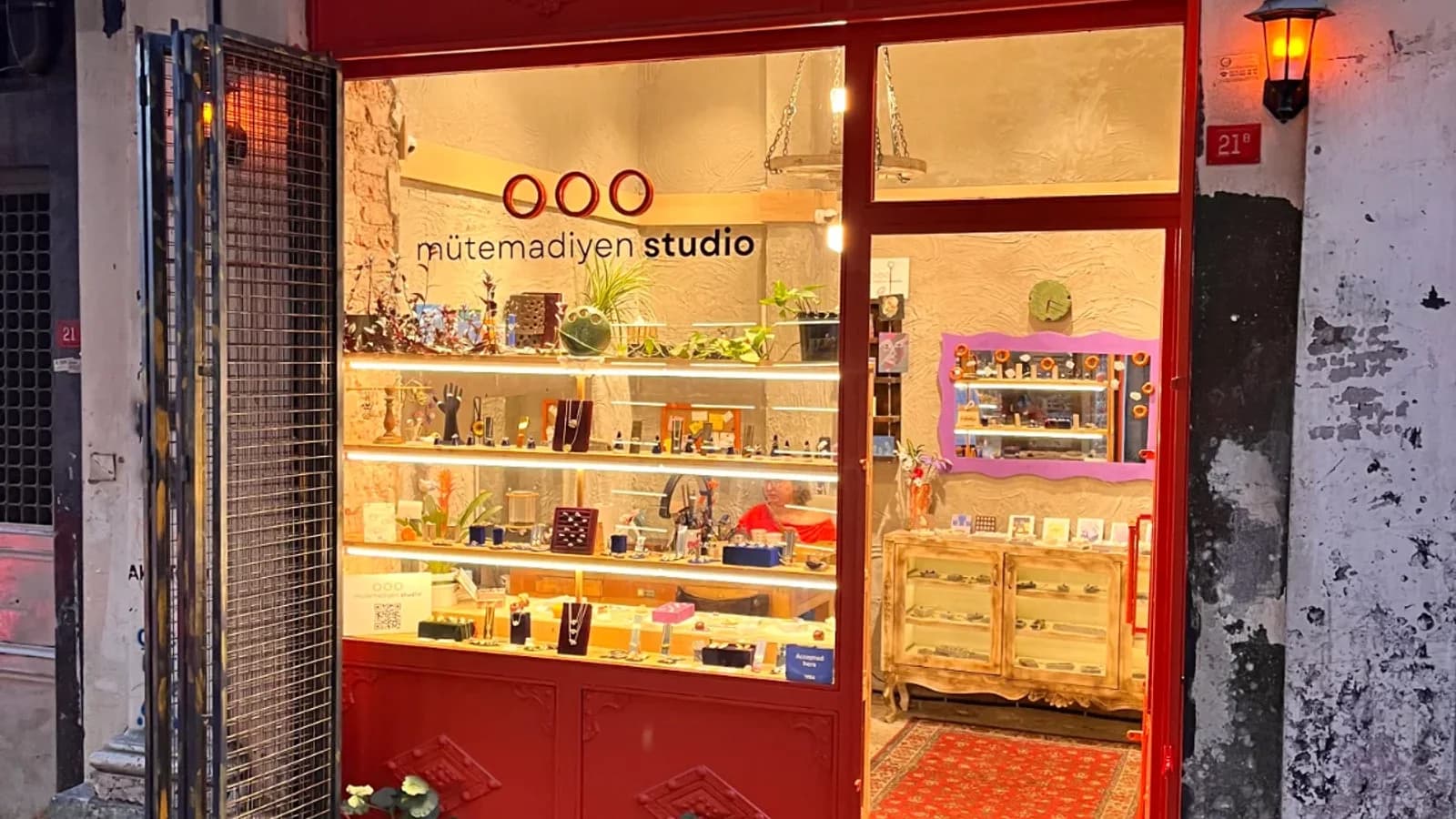 Mütemadiyen studio
